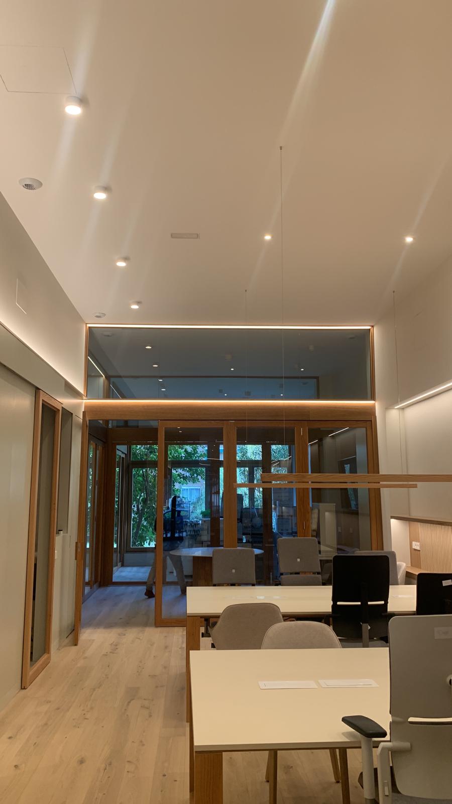 Sala de reuniones con cristaleras y marcos de madera